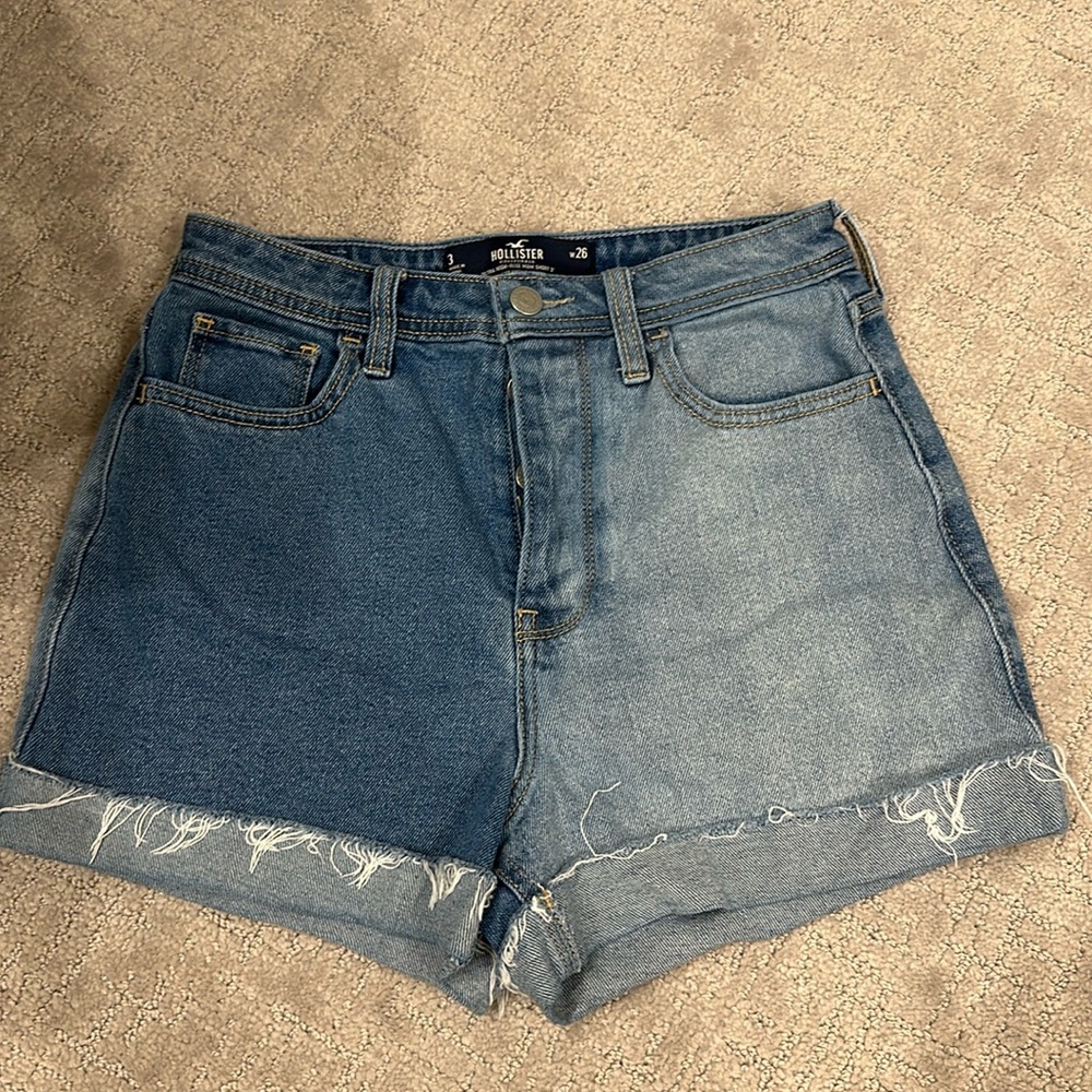 Hollister Ultra High Rise Mom Short 3”, size 3 (26 waist).